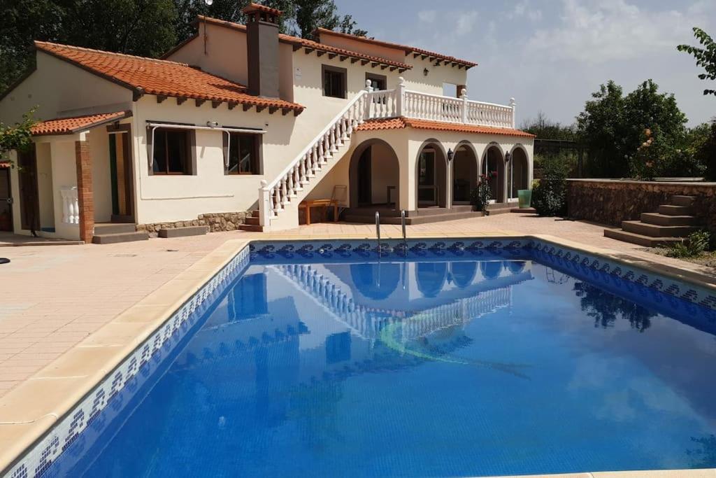 Vakantievilla met groot zwembad heeft 4 slaapkamers en is geschikt voor 8 personen, ideaal voor 1 of 2 gezinnen. Ayora ligt in 1 van de mooiste vallei van spanje Het huis grenst aan prachtig natuurgebied  - Ayora