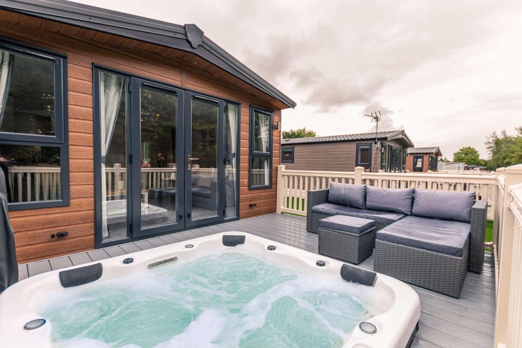 Serenity Lodge With Hot Tub - Yorkshire