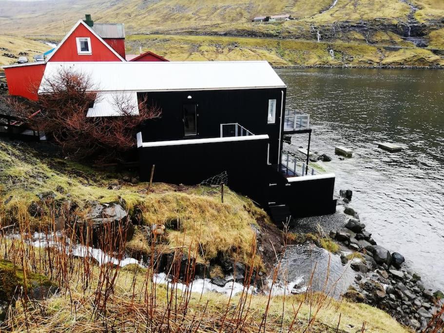 A pearl in a forgotten fjord - Luxury Boathouse - Islas Feroe
