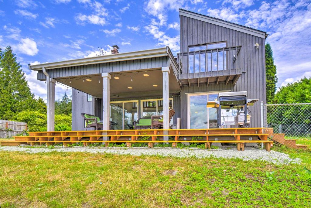 Stunning Hood Canal Getaway With Private Deck! - Bremerton, WA