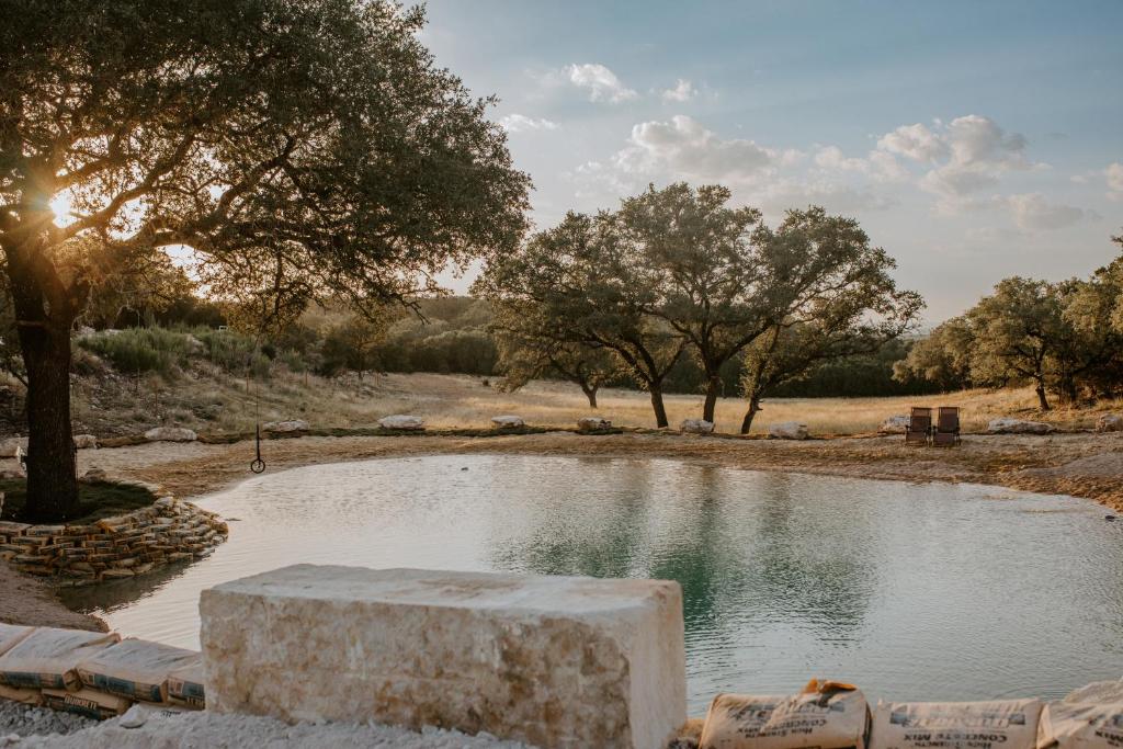 The Roost Farmhaus On 20 Acres, Hill Country View, Firepit, Swimming Hole - Natural Bridge Wildlife Ranch