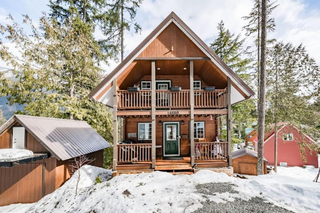 Whiskey Jack, 4 Bedroom Cabin With Outdoor Firepit - Sunshine Valley, BC
