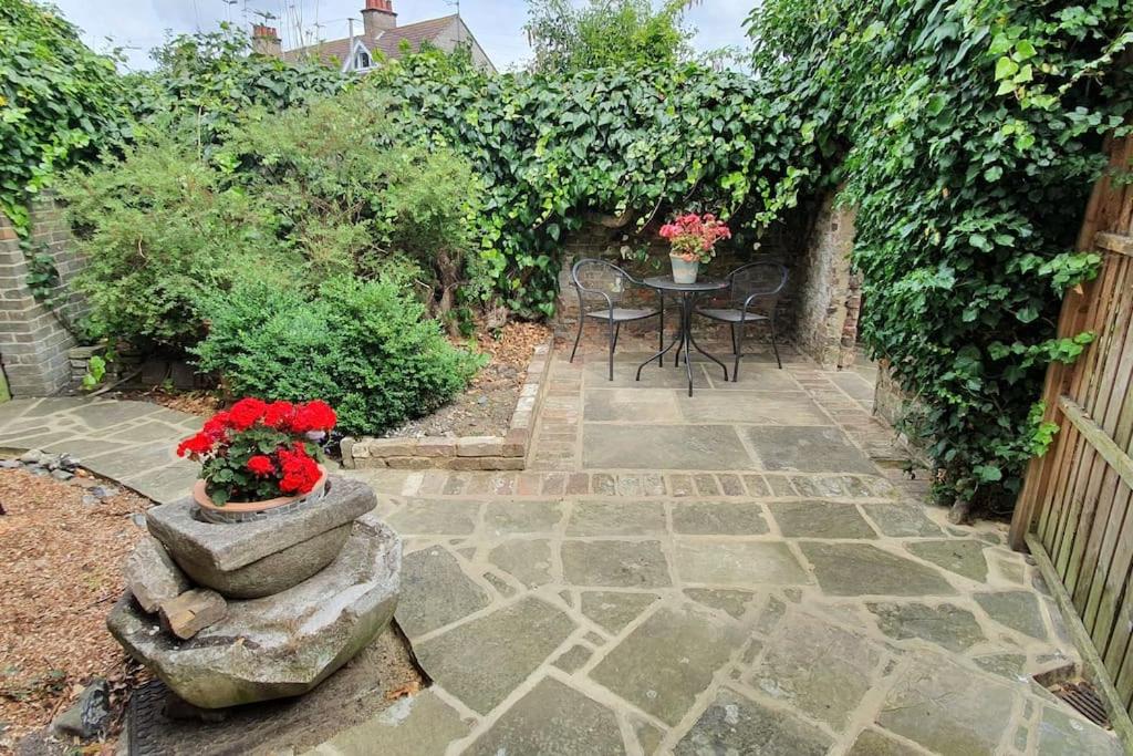 Beautiful 1 Bedroom Cottage With Courtyard. - Deal