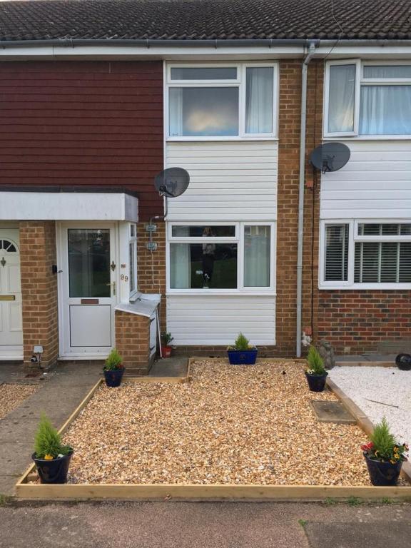 Kb99 Comfy 2 Bedroom House In Horsham, Pets Very Welcome With Easy Links To London And Gatwick - West Sussex