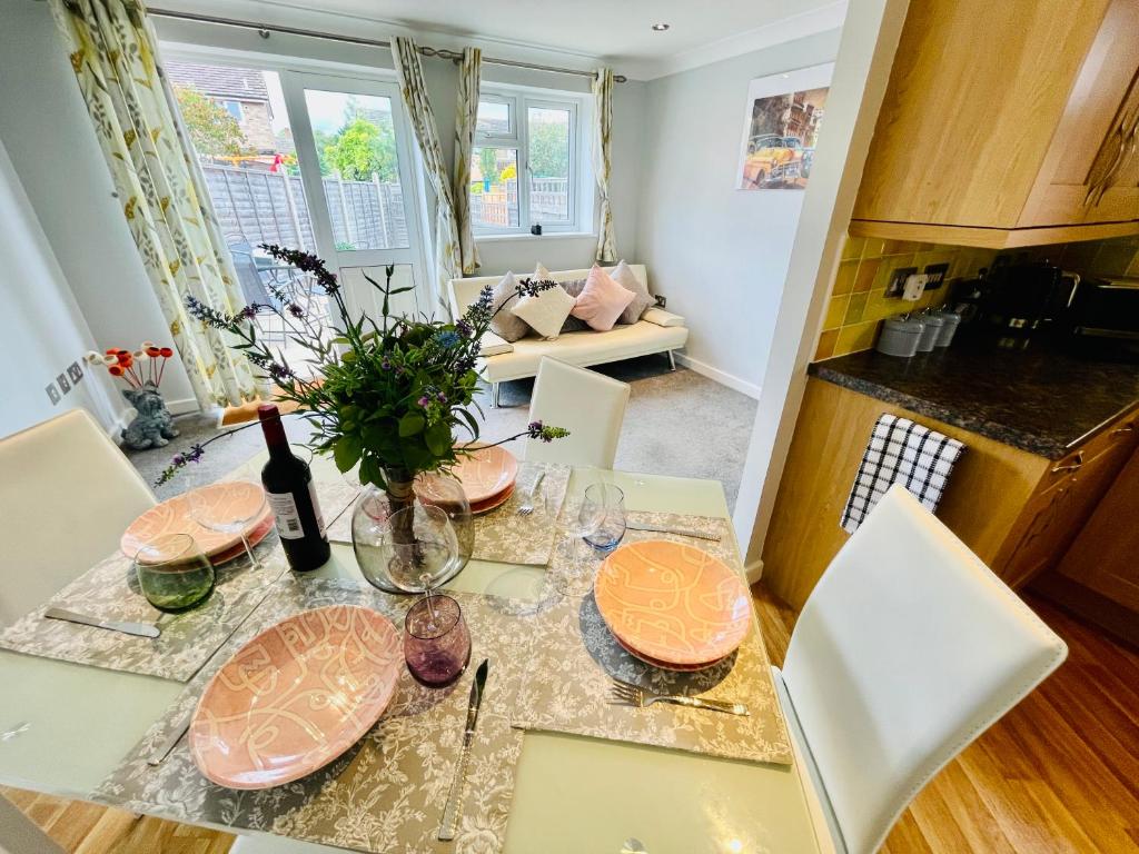 Cozy Bicester Village Escape Townhouse With Garden - Bicester