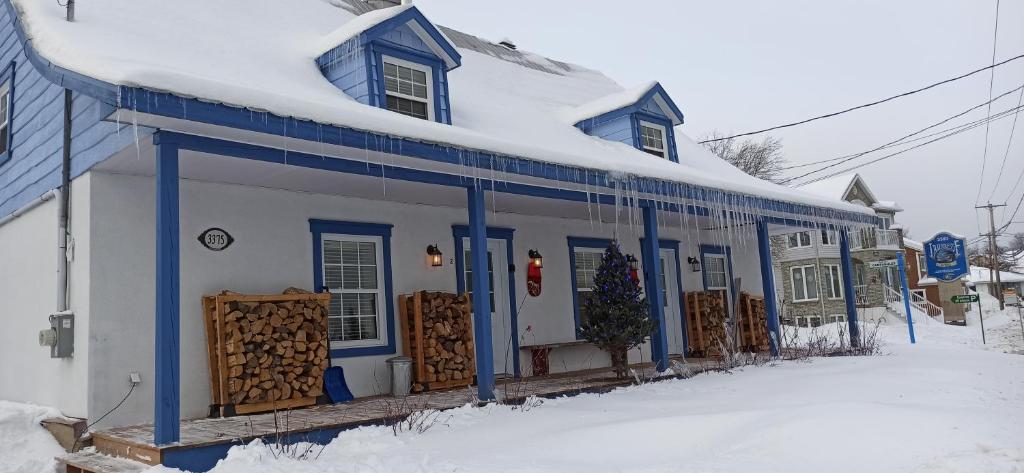 La Maison Bleue - New England
