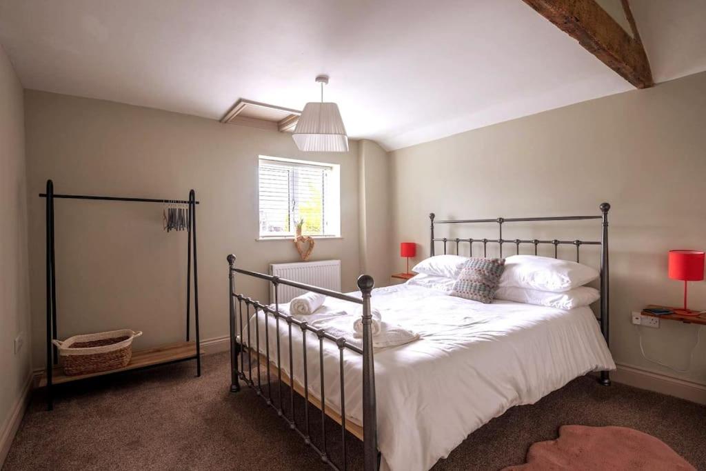 Mews Hideaway In Heart Of Llandeilo With Courtyard - Carmarthenshire
