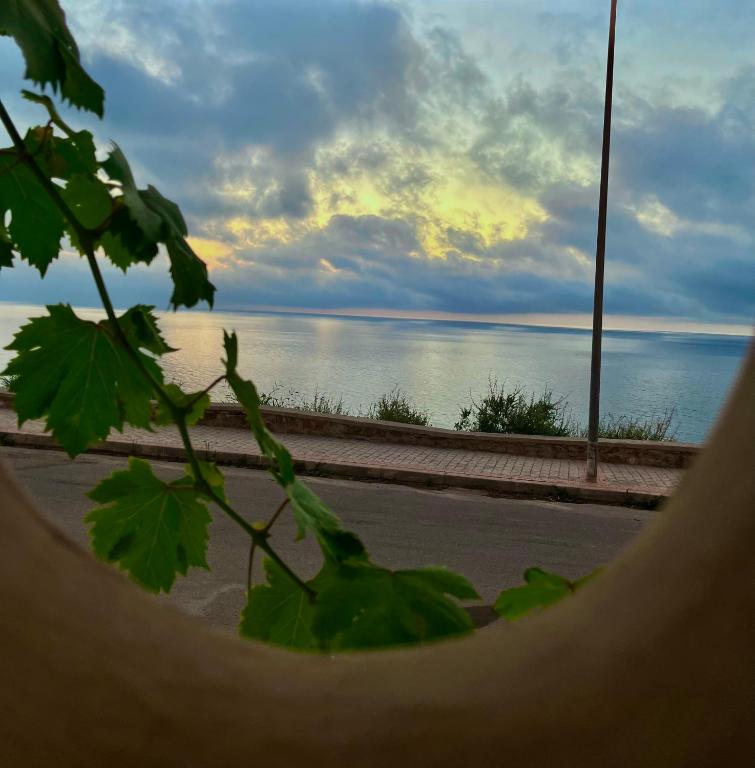 Seaside View: Enjoy Sunsets At Fully Equipped Apt. - Al-Husajma
