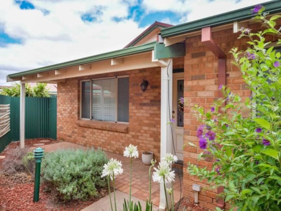 Adorable-secure 3 Bedroom Holiday Home With Pool - Kalgoorlie