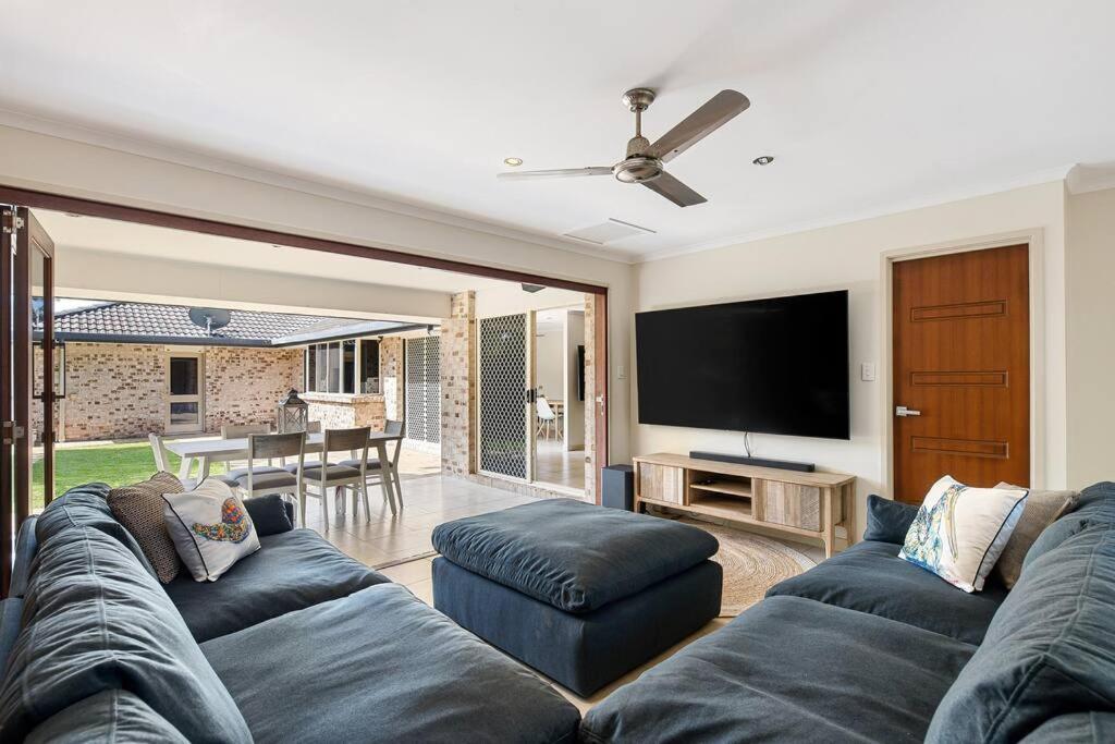 Fully Equipped Luxe Beach Retreat, Pool, Pet Friendly, 2 Living Areas & Aircon - Mudjimba
