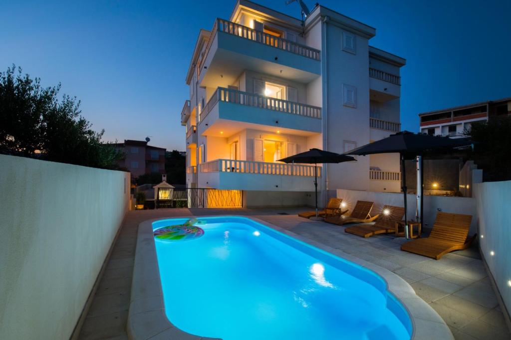 Brand new Apartment in Luxury Poolside villa with a view - Okrug Gornji