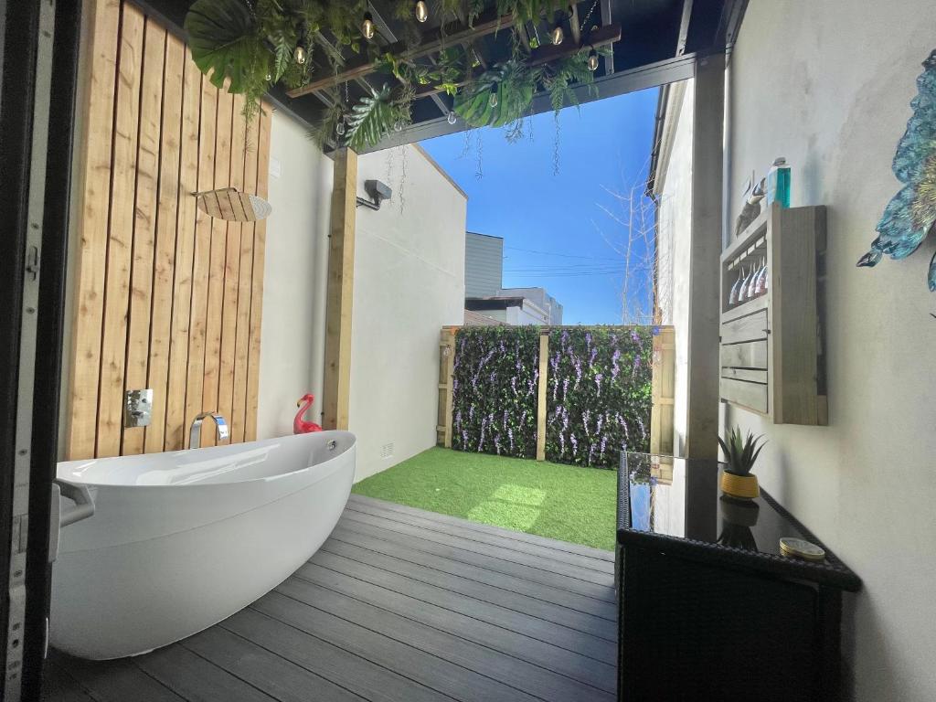 Brand New Jungle Themed Garden Apartment - Outdoor Bath - Next to Seafront - Childrens Toys - Superfast Wifi - Netflix - Disney - Southbourne