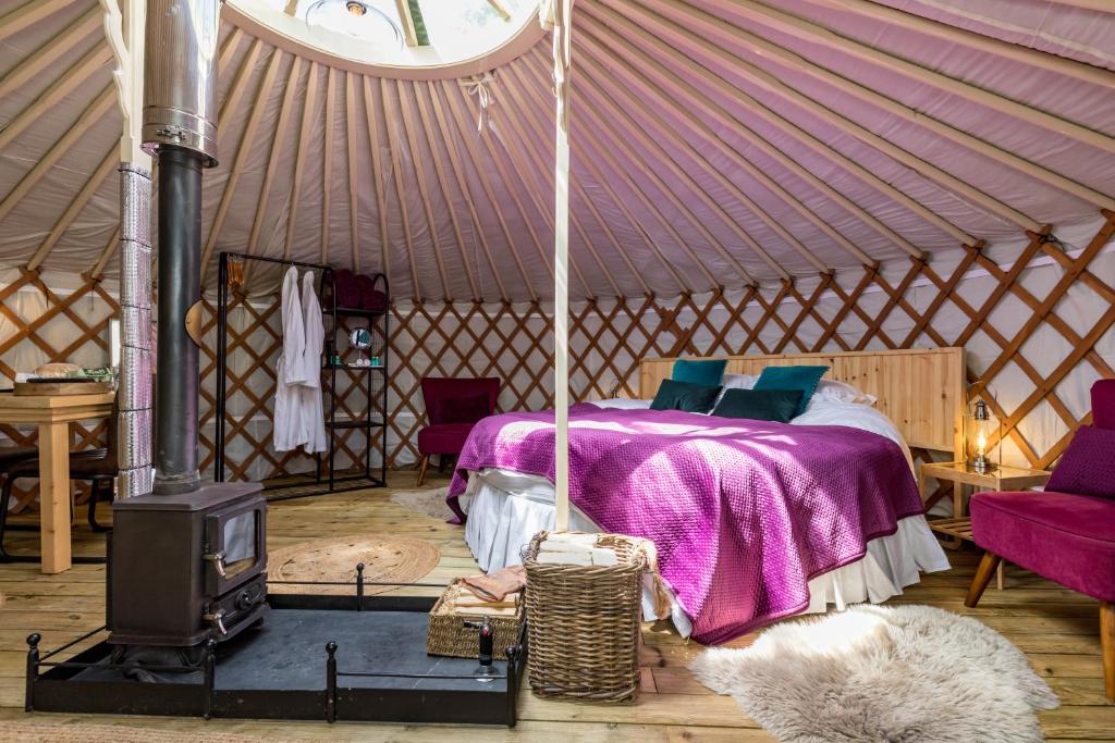 Gaia's Hideaway - Luxury Yurt With Hot Tub - Derbyshire