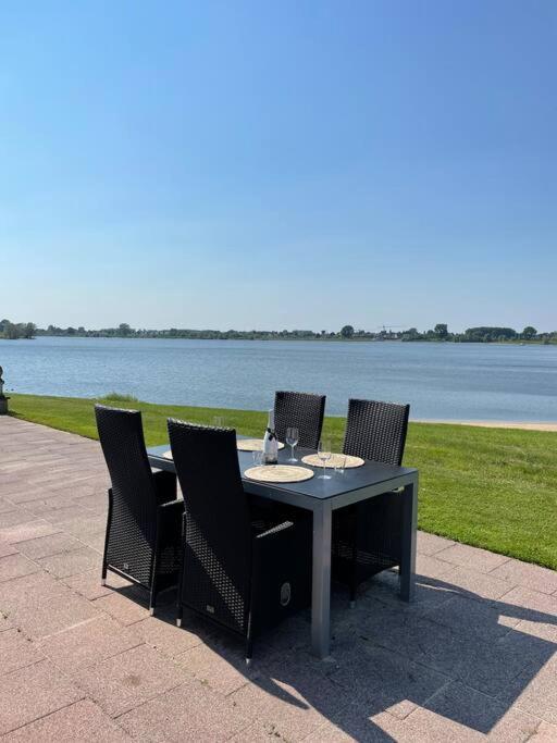 Luxe Chalet Direct Aan Het Water Met Strand - Noord-Brabant