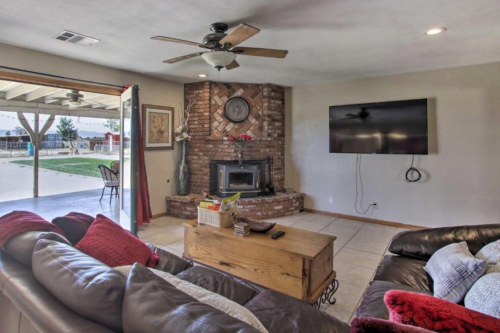 Spacious Lancaster Family Ranch - BBQ and Patio - Lancaster, CA