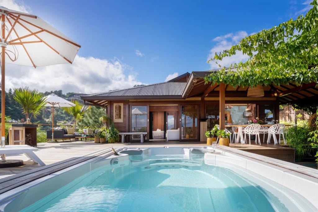 Villa Manuiti The Luxury Tropical Charm With A Breathtaking View - Tahiti