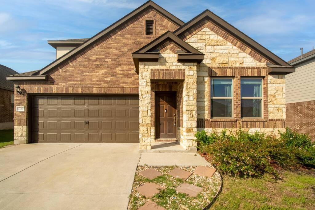 Modern 5 Bedroom With Access To Community Pool - Pflugerville, TX