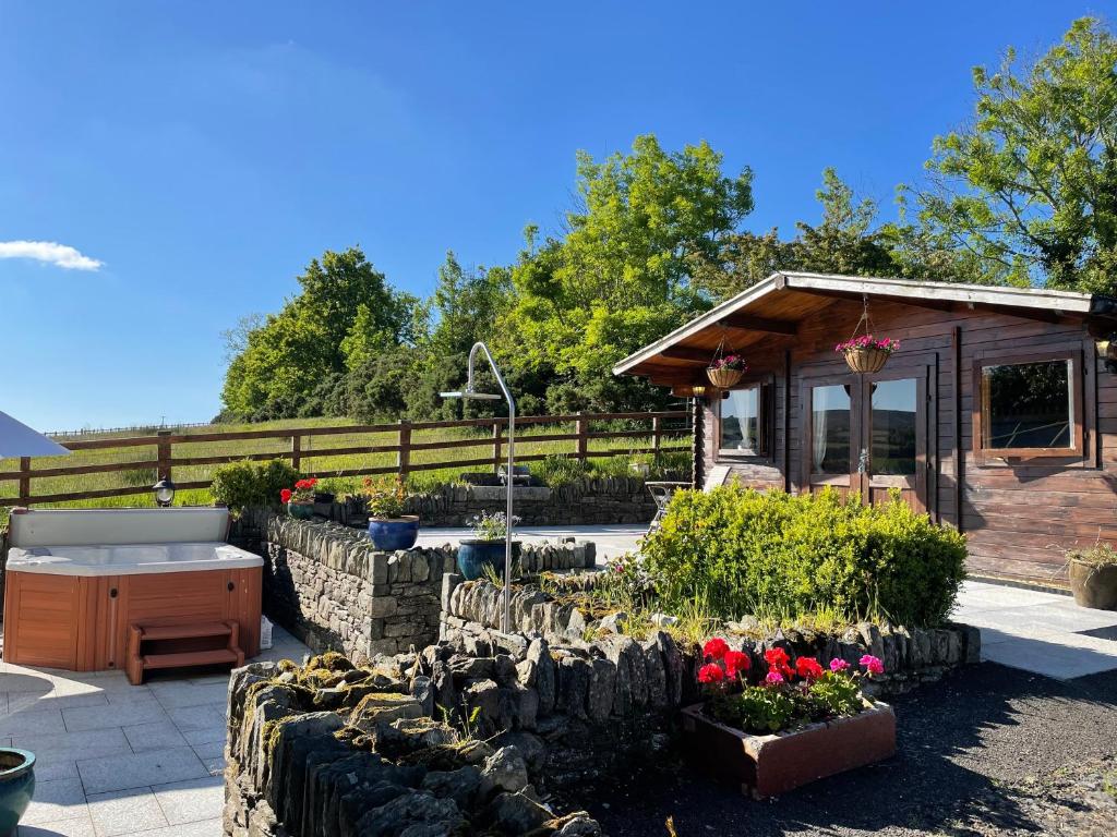 Chalet Free Sauna & Spa Superking Bed - Nordirland