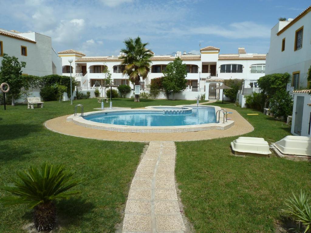 Lovely 2 bedroom house with free parking and pool, near a golf course - Algorfa