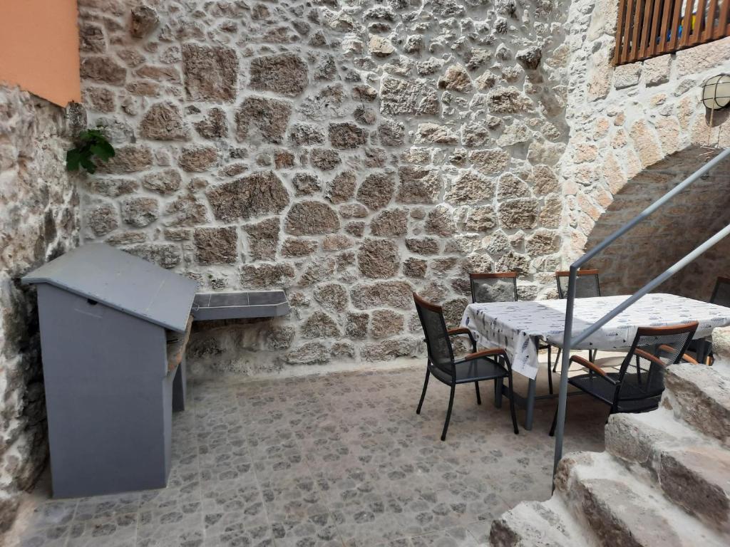 Old Stone House In Quiet Location - Selce