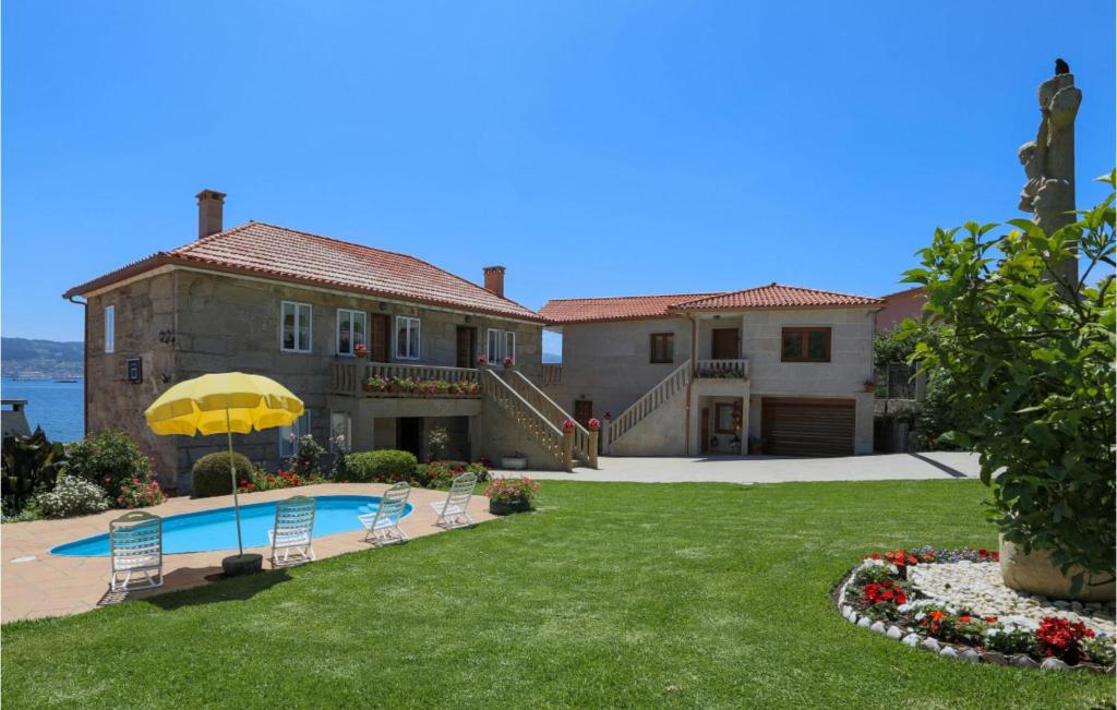 Amazing home in Raxo with WiFi, Outdoor swimming pool and 4 Bedrooms - Marín