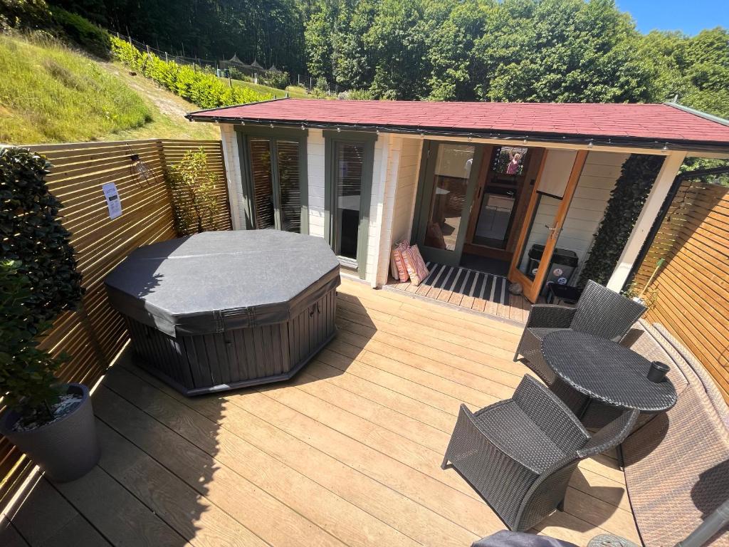 Beauslodge Authentic Cabin With Private Hot Tub - Hampshire