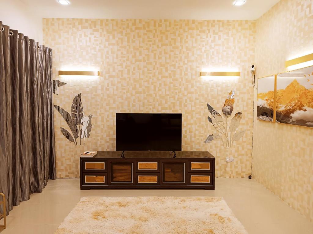 Cheerful House With Plenty Of Parking (8-10pax) - 쿠칭