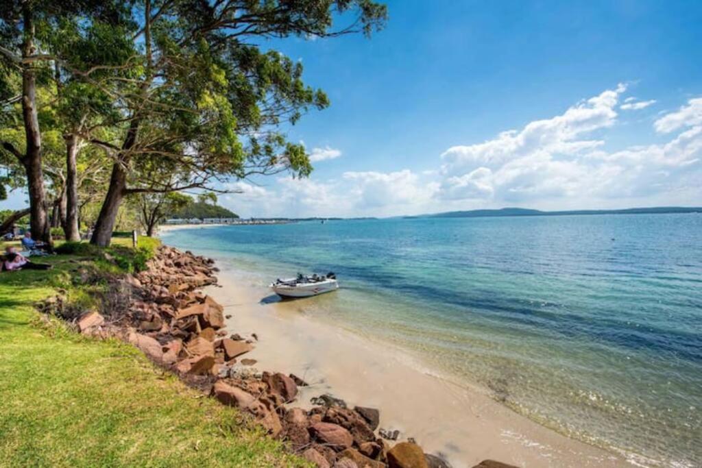 Sunny Waterfront Unit Dolphin Shores + Sups - Port Stephens