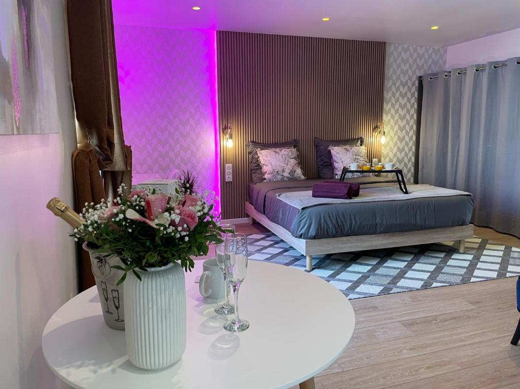 Nice Renting - Love Room Massena - Luxe Room - Jacuzzi - Terrace - King Bed - Ac - Gare de Nice Ville