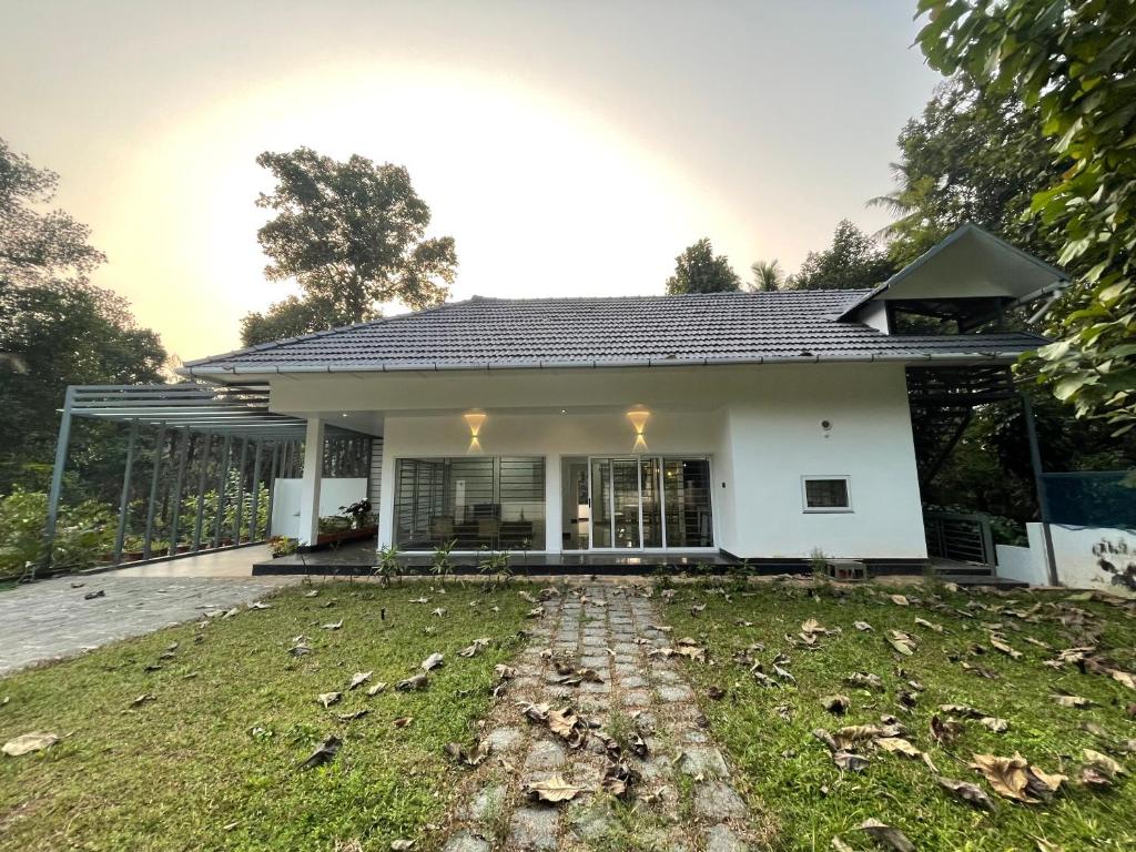 Villa Maria-modern House With Pool And Garden - Changanassery