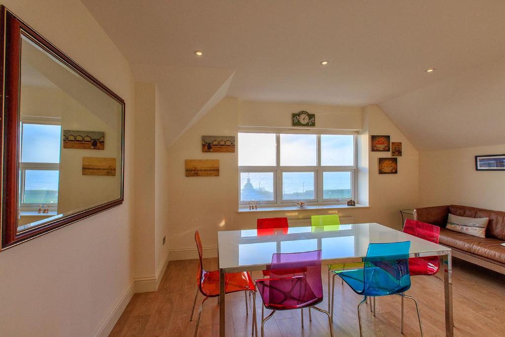 Victoria Parade: Perfect family apartment over looking Viking Bay, stones throw from the beach and town - Broadstairs