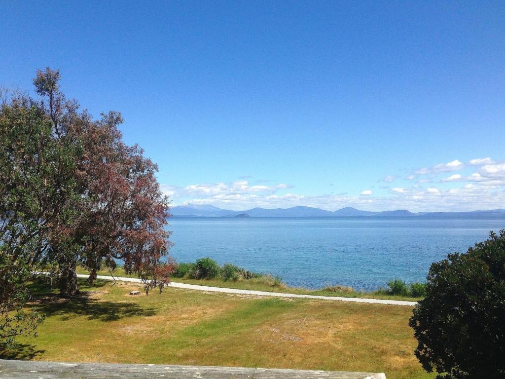 Relax Lakeside - Five Mile Bay Holiday Home - Taupō