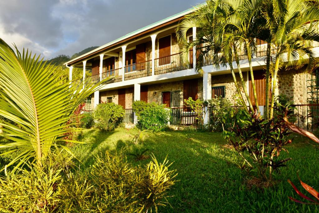 Whole Garden Apartment - Dominica