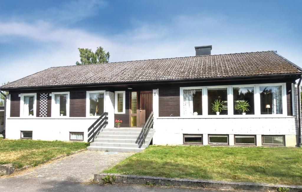 Beautiful Home In Tingsryd With 7 Bedrooms And Wifi - Tingsryd