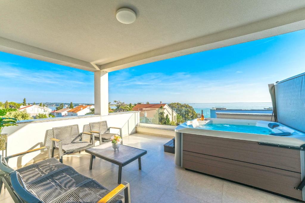 Penthouse - Jacuzzi, Sea-view, 50m From The Beach - Novalja