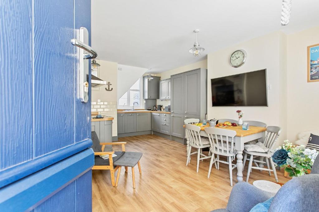 Captains Cottage - Stylish Cottage, Level Location, In The Heart Of Dartmouth - Brixham
