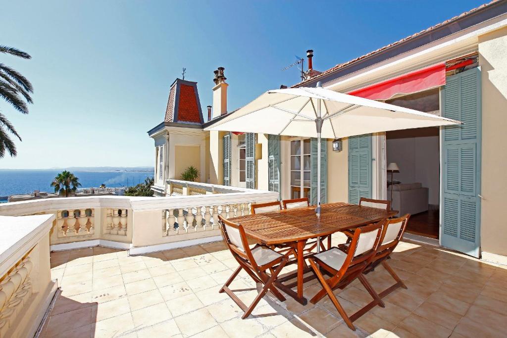 Magnifique Appartement D'époque Avec Vue Mer 4 Personnes Avec Terrasse Le Port Nice - Èze