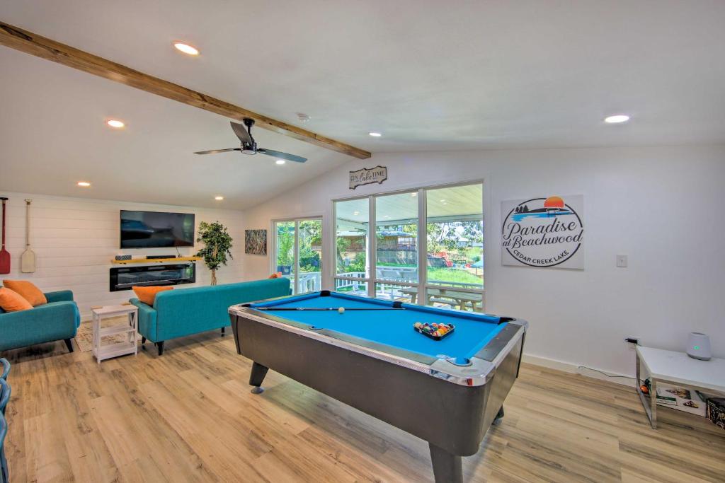 Modern Lakefront Mabank Home With Pool Table! - Log Cabin