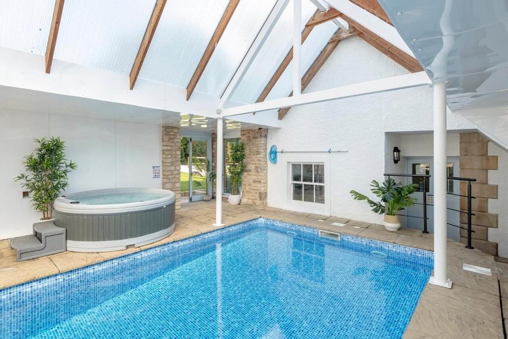 Historic Country House Retreat With Indoor Swimming Pool And Hot Tub, Ideal For Large Groups - Castle Combe