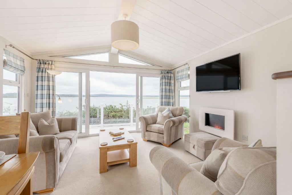 Lovely Rockley Park 2-bed Lodge With Sea Views Sleeps 4 - Dorset