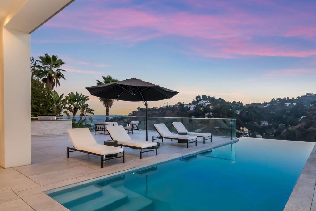 Contemporary Estate In Mount Olympus - Hollywood Hills - Los Angeles