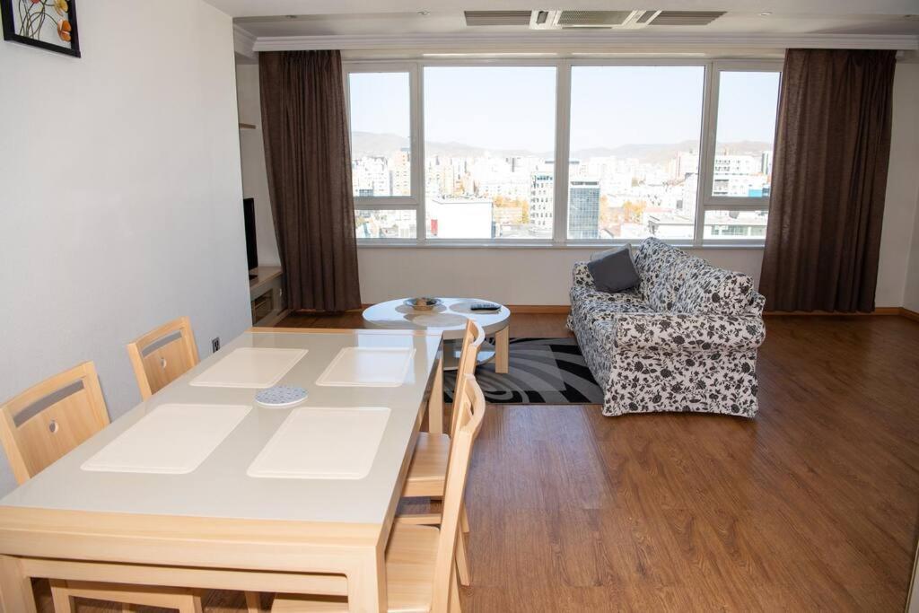 Lovely 2 Br Unit With City View - Mongolia