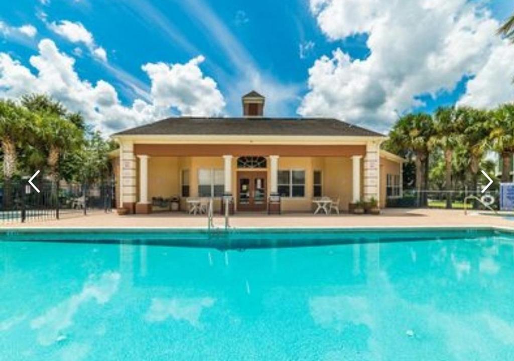 Stunning Lakeview Townhome Near Disney - Flamingo Waterpark Resort, Kissimmee