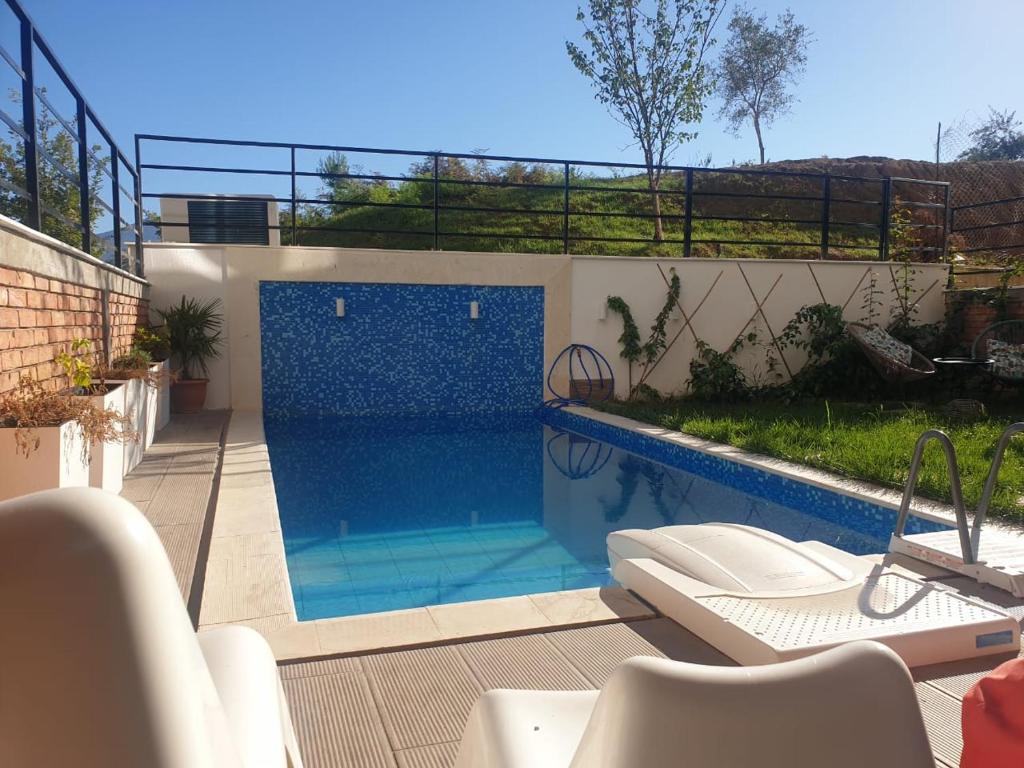 Stylish Two Bedroom House With Private Pool - Tiran
