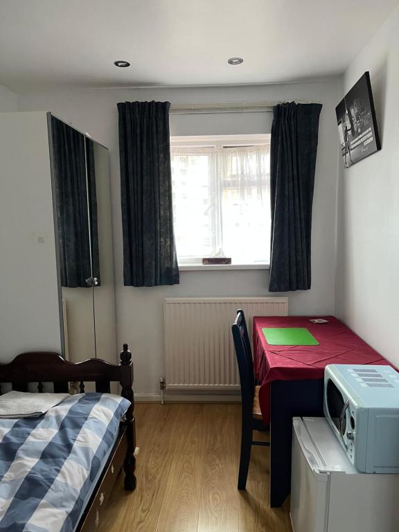 Large Double Bedroom With Free On Site Parking - Twickenham