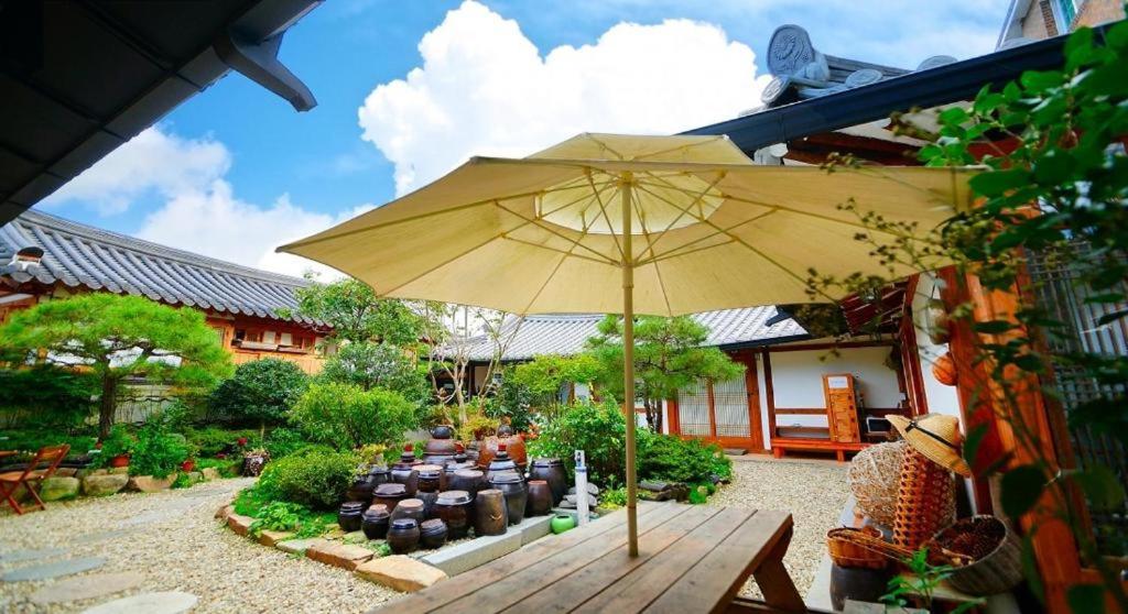 Jeonju Hanok Village Beautiful Garden House - Jeonju