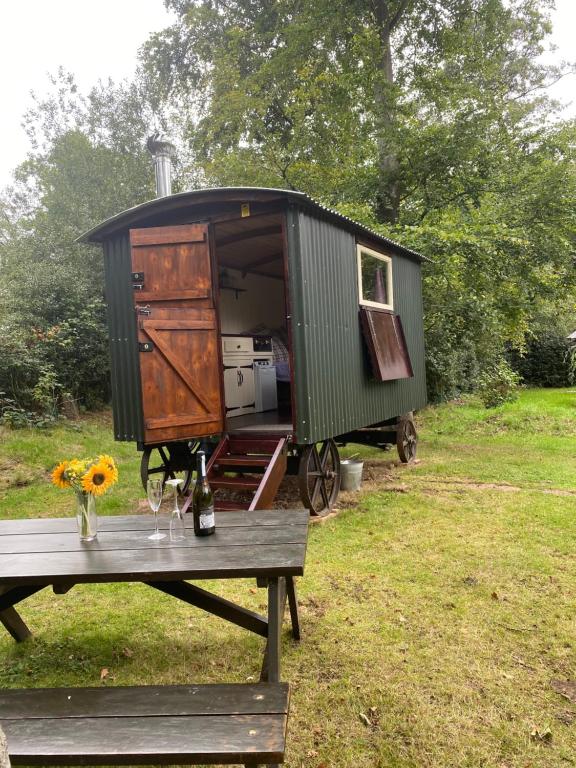 The Shepherd's Hut - Wild Escapes Wrenbury Off Grid Glamping - Ages 12 And Over - Staffordshire