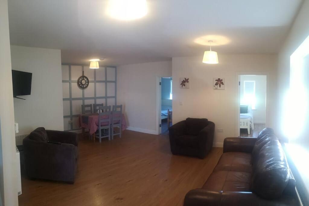 Spacious And Warm 2 Bedroom Apartment Sleeps Up To 5 - Athy