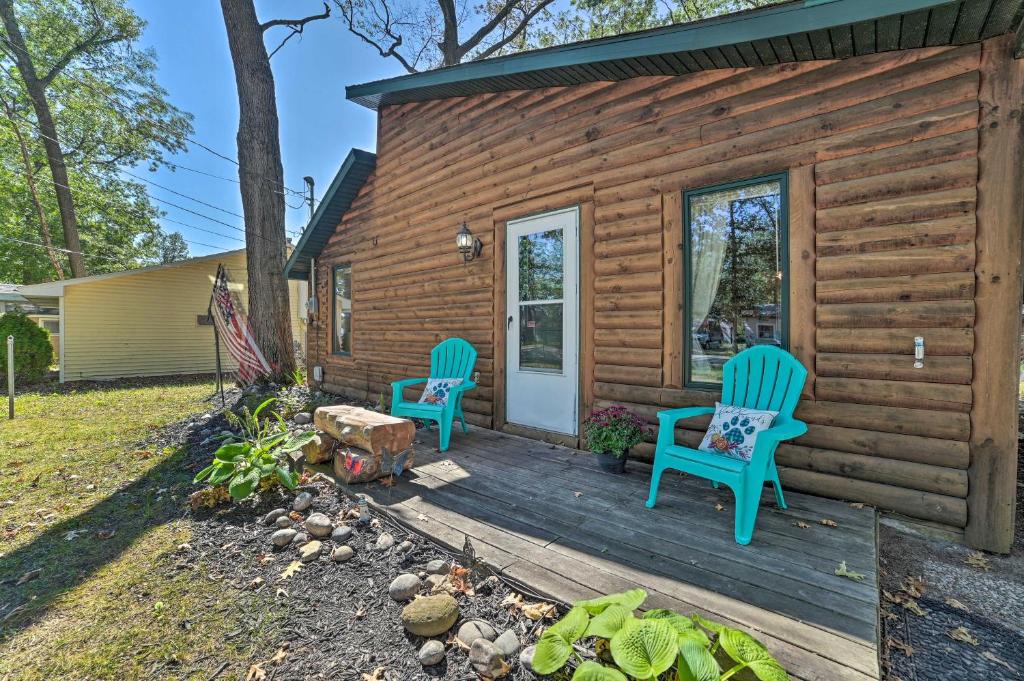 Charming Houghton Lake Cottage W/ Backyard! - Houghton Lake, MI