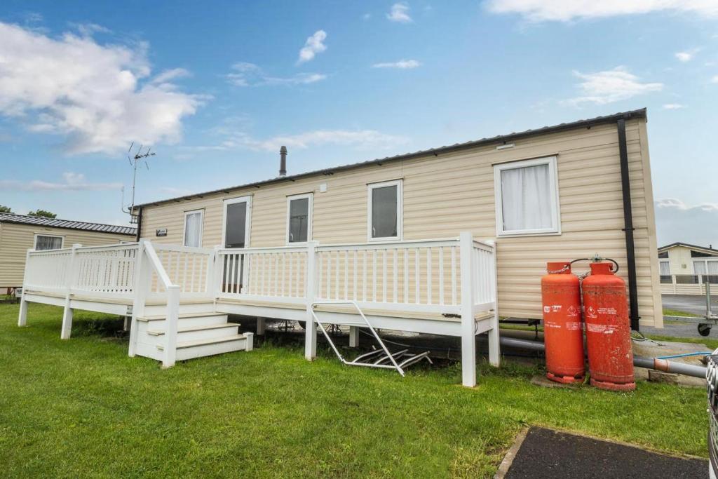 Lovely Caravan With Decking At Seawick Holiday Park In Essex Ref 27471s - Mersea Island